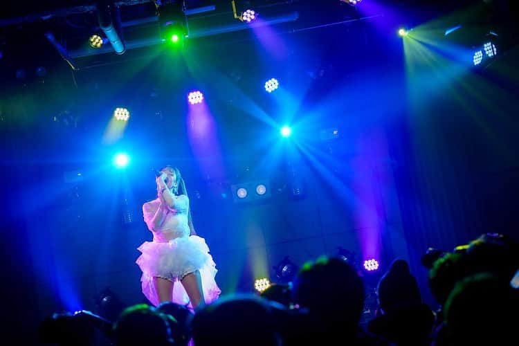 堀尾実咲のインスタグラム：「みんなMerry Christmas🎅🎄  スマスマLIVE🎤 かっこいいお写真撮ってもらったよ🤤💙  #live #ライブ」