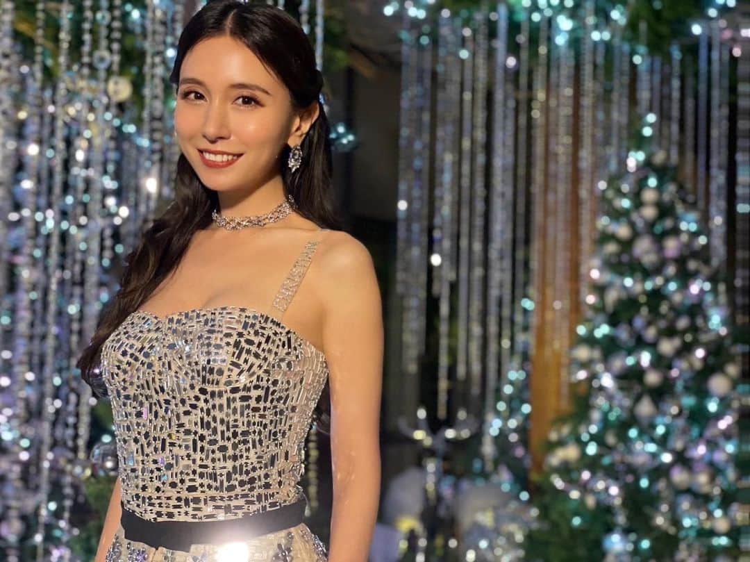 May J.のインスタグラム：「みんなに心配かけてしまってごめんね。 私は元気になってきているからね！ 今回ご迷惑をかけてしまった皆様、本当に申し訳ございませんでした...  みんなが楽しいクリスマスを過ごしていますように。 Merry Christmas🎄 🎁✨  #MerryChristmas #写真は元気だった時の私」