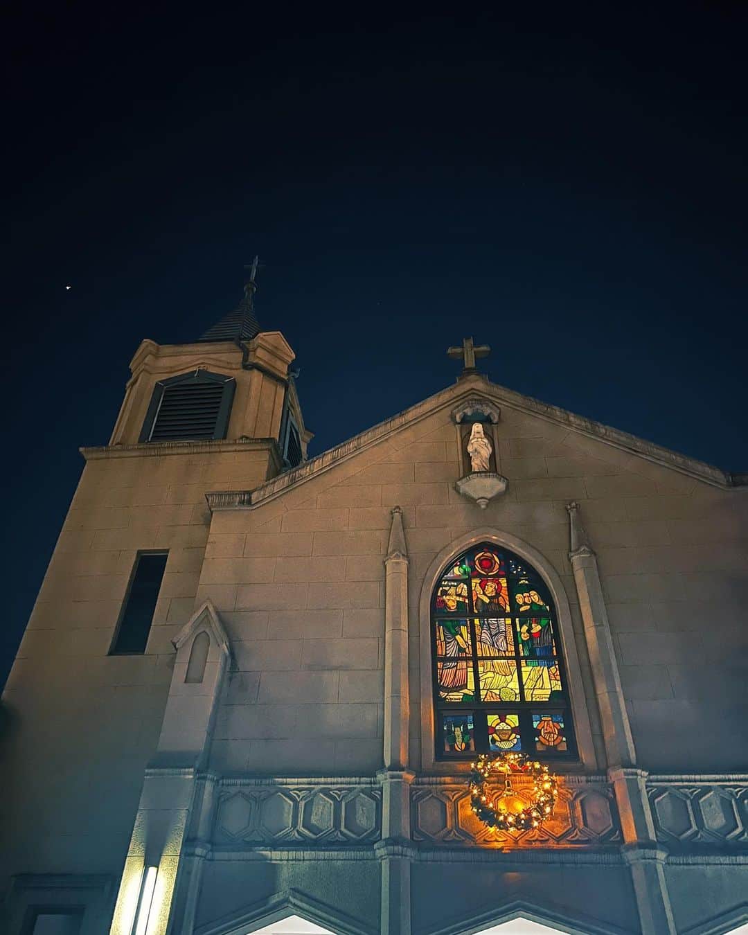 白澤貴子のインスタグラム：「Our favorite time⛪️🎄  コロナ前のホリデーシーズンは家族とストラスブールで過ごしていて、4年ぶりとなってしまったこの教会でのクリスマスミサ。  お世話になった神父さまも交代され、聖歌は歌えず、キャンドルも持てない。  よく知る光景からはすっかりと様変わりしてしまったけれど、それでもやっぱりミサっていいよねと帰りすがら息子と分かち合う。  "Christ-mas" キリストのミサを意味するクリスマス。  透き通った聖歌を聴きながら、澄んだ自分に戻り、この場でしかできない角度から自らを見つめ直す、心の静寂の時間。  やはりこの過ごし方が私は好きだ。  #joyeuxnoël」