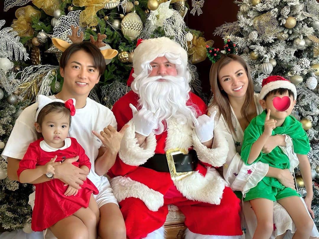 福王寺彩野のインスタグラム：「💫✨🎄Merry Christmas🎄✨💫 今年は2回もサンタさんに会えたね🎅❤️  #merrychristmas #santaclaus #娘 #チビノ #2歳 #息子 #チビテル #7歳 #福王寺fam」