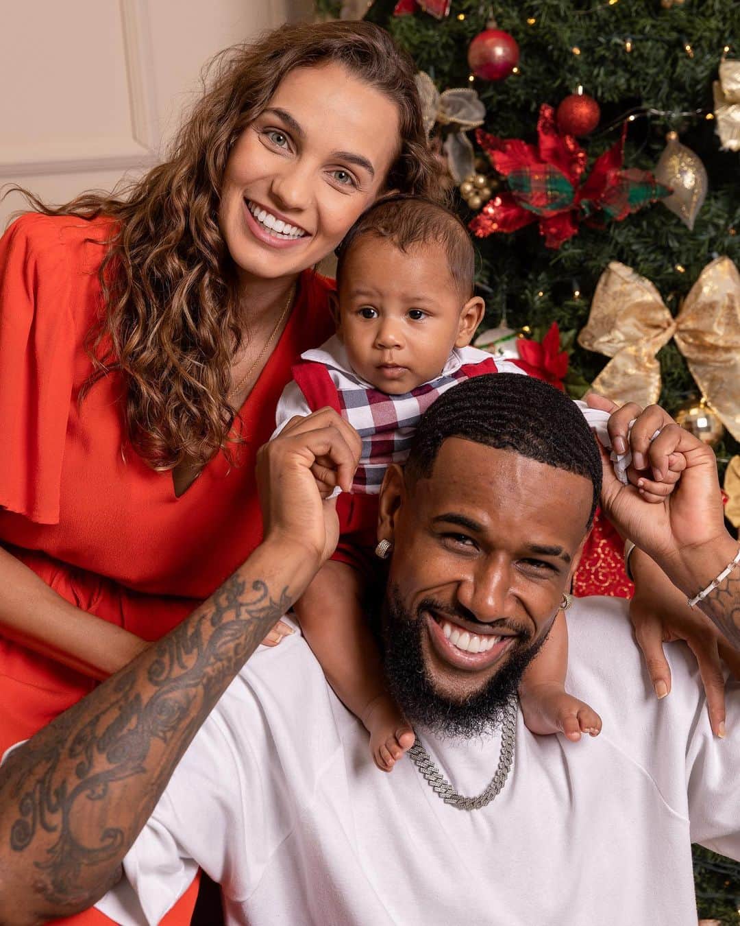 フェリペ・サンタナのインスタグラム：「DESEJAMOS A VOCÊ FELIZ NATAL 🎄 . A melhor mensagem de Natal é aquela que sai em silêncio dos nossos corações e aquece com ternura os corações daqueles nos acompanham em nossa caminhada pela vida.   MERRY CHRISTMAS 🎄🎁」
