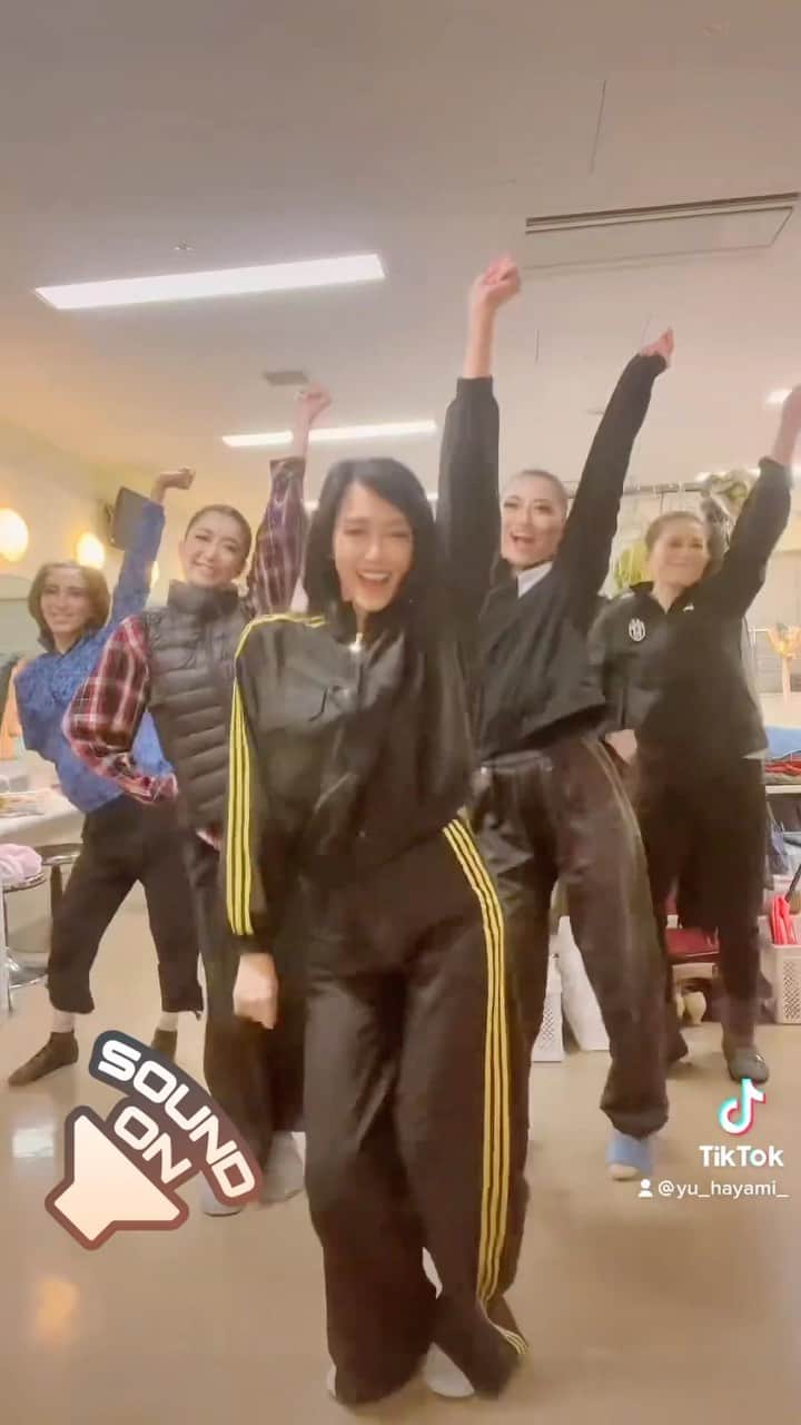 のインスタグラム：「Dance challenge! クリスマスキャロルの楽屋にて  #viraldance #dance #madeyoulook #tiktok #よく見るとスリッパ  #behindthescenes #girls #girlfriends #fun #楽しい #meghantrainor #ノリ」