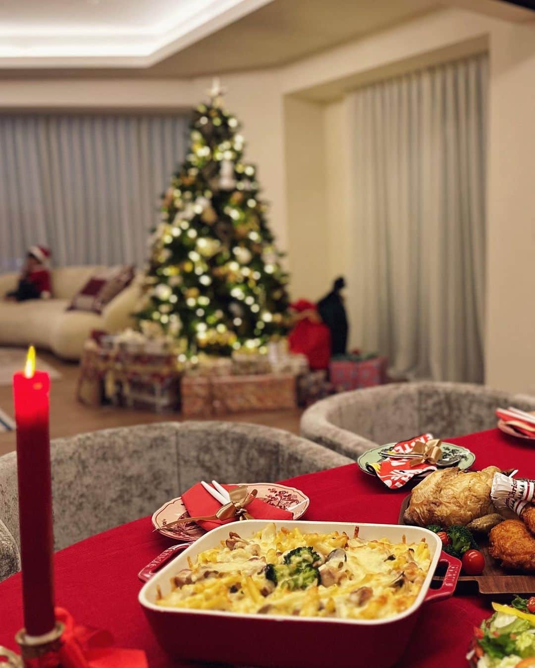 megbabyのインスタグラム：「Merry Christmas🎄❤️  みなさまにとって 愛の溢れるクリスマスに なりますように🫶🏻  わたしのサンタさんは君よ👩‍👦❤️  元気に笑ってくれるだけで 最高のプレゼント🥰 宝物❤️❤️❤️  #christmasdinner  #christmas」