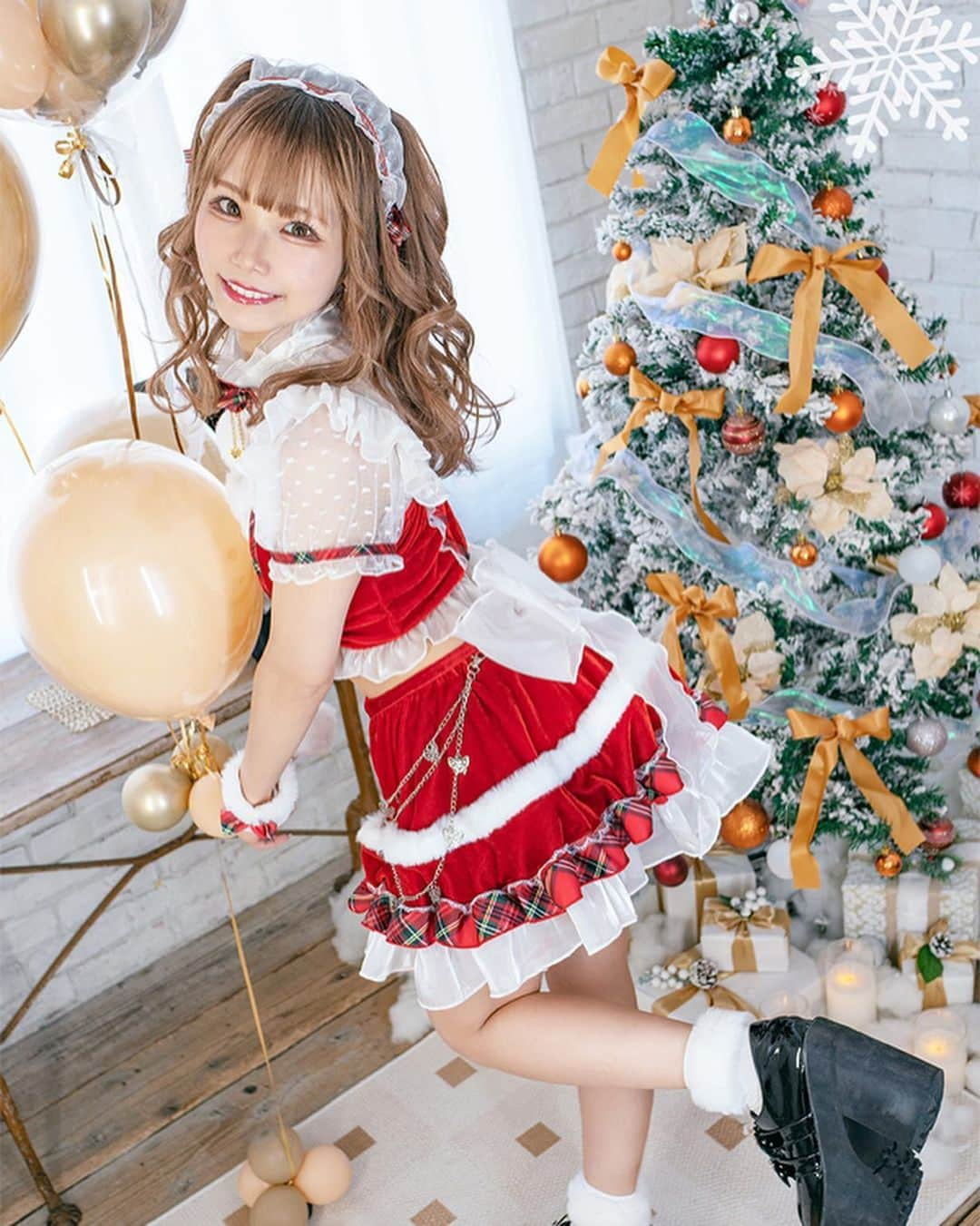 姫宮まほれさんのインスタグラム写真 - (姫宮まほれInstagram)「メリークリスマス♡ Malymoon×まほれ コラボサンタ 4style🎄  大好きなマリームーンさんから今年は 4着のサンタ衣装をコラボさせて頂きました🎁✨   大人可愛い♡ツイードや天使みたいに可愛いエンジェルイメージのシリーズ❤️  私も、それぞれ凄くお気に入り💕  流石マリームーン…！！という素敵な衣装になりました💓  タグから、可愛く着てくださってるの見てきます꒰ᐡ⸝⸝› ·̫ ‹⸝⸝ᐡ꒱♡  昨年のねこみみサンタも 引き続き人気で嬉しいー♡♡  可愛いキラキラな女の子達が 素敵に着こなしてくれてて、 見ながらずっと可愛いー♡って テンションあがってた💕天使すぎる！✨  今年もたくさんの可愛いをありがとうございます🎄 【@malymoon1991 】  好きな系統が似てる方フォローさせてもらってます🐰💓  【@mahore07】  #Malymoon #マリームーン  #サンタコスプレ #クリスマスコスプレ  #コスプレ衣装 #まほれコラボ  #コスプレ女子 #自撮り女子部 #量産型女子  #コンカフェキャスト #コンカフェ嬢 #撮影会モデル #美女図鑑 #ビジョビ」12月25日 11時45分 - mahore07