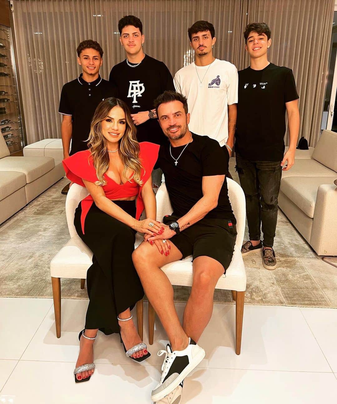 アレッサンドロ・ローザ・ヴィエイラのインスタグラム：「Eu e família passando pra desejar o melhor natal do mundo pra todos vocês 🎅   Deus abençoe a todos!  @lilifariav @cairofariaa @luigi12mendes @enzofariafontaoo @enzo12mendes」