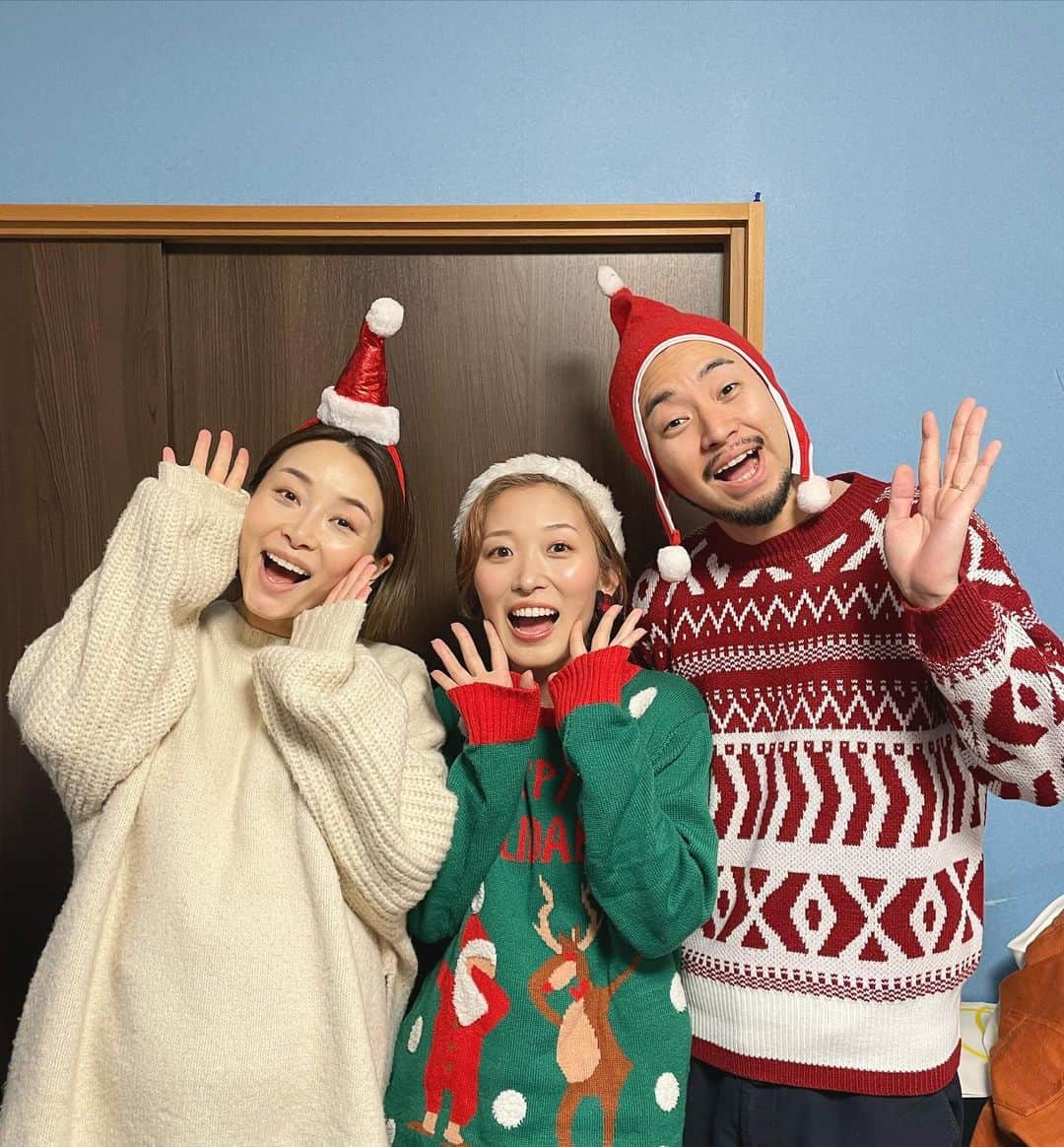 佐々木あさひのインスタグラム：「Happy Holidays✨ 毎年恒例の我が家のクリスマス会🎄今年は弟のお嫁ちゃんや彼も加わり賑やかでした。姪っ子達は残念ながら来れなかったけど、母が張り切って考える『今日のプログラム』は大人だけでも相変わらず全力でやります😂 ジェスチャーゲーム個人戦&チーム戦！！笑 2022年最後に今年一笑い転げた🤣お正月にもやるらしい。  #ジェスチャーゲーム #お題はカメ #母の手の動きが完全にカメ #チーム戦は順番に伝えていくルール #答えるのは義理の妹 #というか10年来の友達 w #こんな日を誰が想像したでしょうか #すごい世界線」