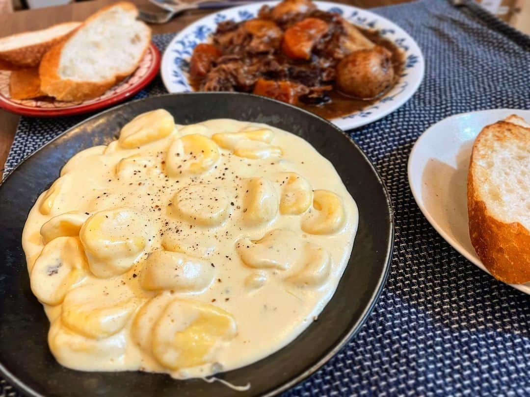 かわうちきっぺいのインスタグラム：「お手製ポテトニョッキのゴルゴンゾーラソースとパイコー最高ポークシチューでクリスマスを迎えました。」