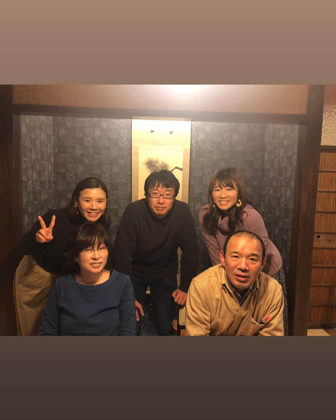 浅野祥代さんのインスタグラム写真 - (浅野祥代Instagram)「今日はお母さんの四十九日。  去年の今頃は毎年年始に親戚家族で集まるお正月会に向けて準備してたなーって思うと、この一年で全てが変わって気持ちは全然ついて行けず本当にあっという間にすぎた2022年。  わたしがホッケーをはじめてから毎年行ってた家族旅行も行けなくなって、今やっとまたみんなで旅行も行きたいねなんて話してたのにな〜。  家族のことが大好きで子供が1番大切だったお母さん。まぁちゃんと私と女３人でご飯たべにいくのが大好きで月に1回は時間合わせて一緒に行ってたよね😊  とっても心配症で、たくさん迷惑も心配もかけたけど、私の選んだ道を信じて背中を押してくたこと、どんな時も味方でいてくれたこと、いつも家族を1番に考えていてくれこと、感謝してることは山ほどたくさん。またお家に帰れるように大変な治療も一生懸命頑張ってくれて本当にありがとう。  この先、５年後も、１０年後もその先もきっと寂しくなるんだろうけど、いつもそばで見守ってくれてるって信じて頑張るよ〜！  35年間のたくさんの愛情とたくさんの思い出は大切な宝物🫶  お母さんはこれからも私の自慢のお母さんです☺️ 生まれ変わっても、お母さんとお父さんの子供でいれますように。  天国でも笑って過ごしていてね😊  #家族」12月25日 21時28分 - sakiyo.a526