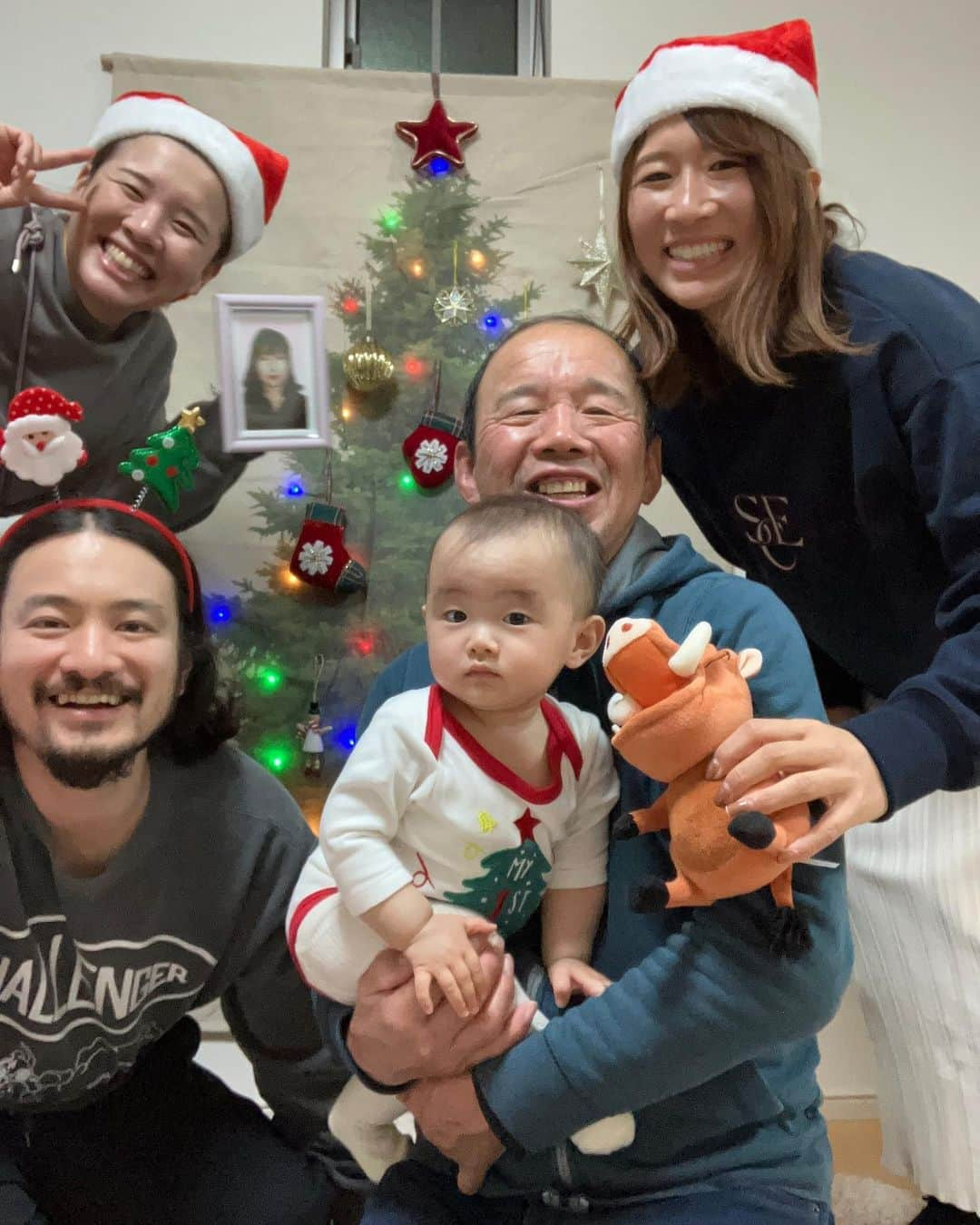 浅野祥代さんのインスタグラム写真 - (浅野祥代Instagram)「今日はお母さんの四十九日。  去年の今頃は毎年年始に親戚家族で集まるお正月会に向けて準備してたなーって思うと、この一年で全てが変わって気持ちは全然ついて行けず本当にあっという間にすぎた2022年。  わたしがホッケーをはじめてから毎年行ってた家族旅行も行けなくなって、今やっとまたみんなで旅行も行きたいねなんて話してたのにな〜。  家族のことが大好きで子供が1番大切だったお母さん。まぁちゃんと私と女３人でご飯たべにいくのが大好きで月に1回は時間合わせて一緒に行ってたよね😊  とっても心配症で、たくさん迷惑も心配もかけたけど、私の選んだ道を信じて背中を押してくたこと、どんな時も味方でいてくれたこと、いつも家族を1番に考えていてくれこと、感謝してることは山ほどたくさん。またお家に帰れるように大変な治療も一生懸命頑張ってくれて本当にありがとう。  この先、５年後も、１０年後もその先もきっと寂しくなるんだろうけど、いつもそばで見守ってくれてるって信じて頑張るよ〜！  35年間のたくさんの愛情とたくさんの思い出は大切な宝物🫶  お母さんはこれからも私の自慢のお母さんです☺️ 生まれ変わっても、お母さんとお父さんの子供でいれますように。  天国でも笑って過ごしていてね😊  #家族」12月25日 21時28分 - sakiyo.a526