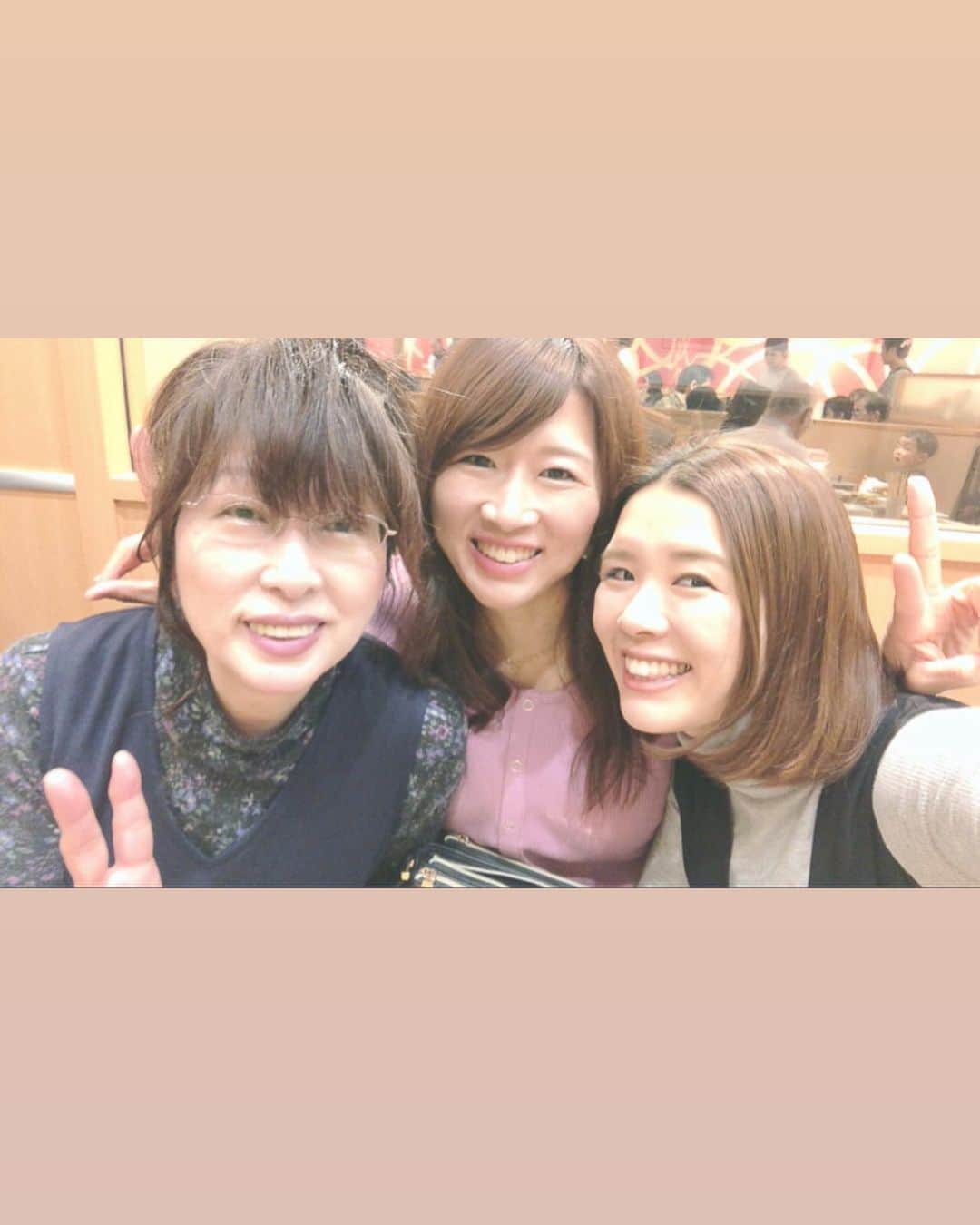 浅野祥代のインスタグラム：「今日はお母さんの四十九日。  去年の今頃は毎年年始に親戚家族で集まるお正月会に向けて準備してたなーって思うと、この一年で全てが変わって気持ちは全然ついて行けず本当にあっという間にすぎた2022年。  わたしがホッケーをはじめてから毎年行ってた家族旅行も行けなくなって、今やっとまたみんなで旅行も行きたいねなんて話してたのにな〜。  家族のことが大好きで子供が1番大切だったお母さん。まぁちゃんと私と女３人でご飯たべにいくのが大好きで月に1回は時間合わせて一緒に行ってたよね😊  とっても心配症で、たくさん迷惑も心配もかけたけど、私の選んだ道を信じて背中を押してくたこと、どんな時も味方でいてくれたこと、いつも家族を1番に考えていてくれこと、感謝してることは山ほどたくさん。またお家に帰れるように大変な治療も一生懸命頑張ってくれて本当にありがとう。  この先、５年後も、１０年後もその先もきっと寂しくなるんだろうけど、いつもそばで見守ってくれてるって信じて頑張るよ〜！  35年間のたくさんの愛情とたくさんの思い出は大切な宝物🫶  お母さんはこれからも私の自慢のお母さんです☺️ 生まれ変わっても、お母さんとお父さんの子供でいれますように。  天国でも笑って過ごしていてね😊  #家族」