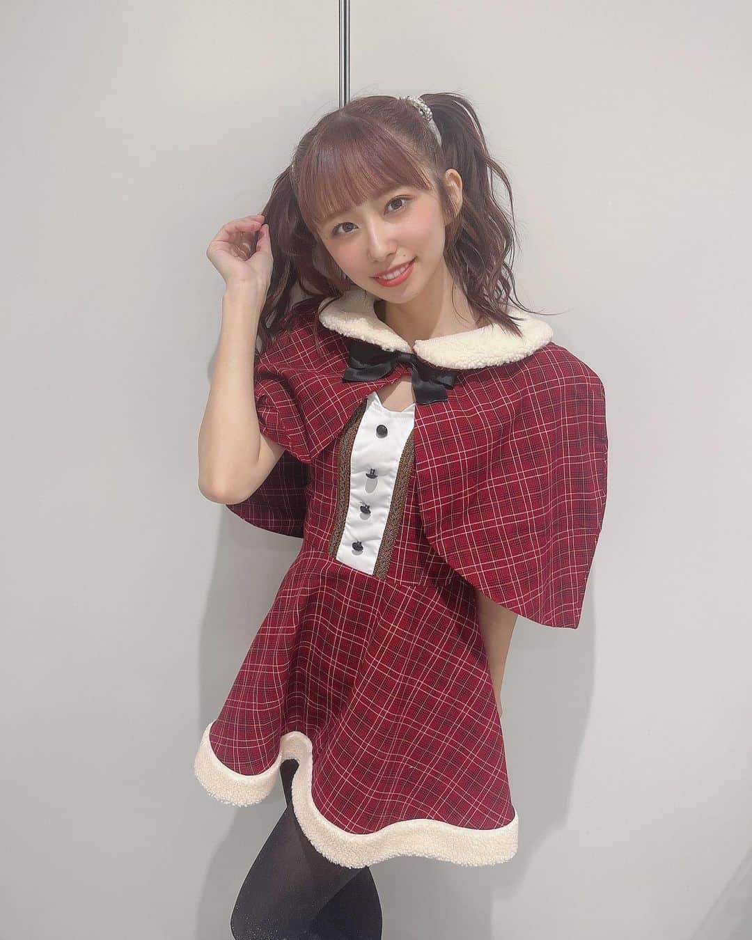 岡田彩花のインスタグラム：「⭐︎ ⭐︎ ⭐︎  Merry Christmas🎄🎁 3日間着た衣装⭐️  #saison #セゾン #アイドル #クリスマス」