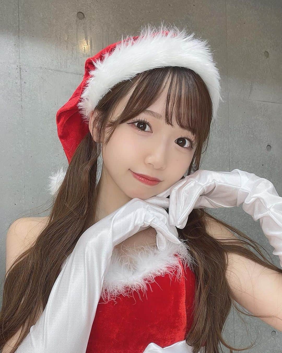 畑美紗起のインスタグラム：「･*。🎀🤍 𝑀𝑒𝑟𝑟𝑦 𝐶ℎ𝑟𝑖𝑠𝑡𝑚𝑎𝑠 🤍🎀 ･*。  素敵なクリスマス過ごせたかな？🎅🏻🪄  #畑美紗起 #サンタコス #サンタ #クリスマス #クリスマス #今日のコーデ #コスプレ #xmas #christmas #cosplay #lookbook #ootd #fashion #disney #disneysea #japanese #japanesegirl #shooting #me #dailylook」