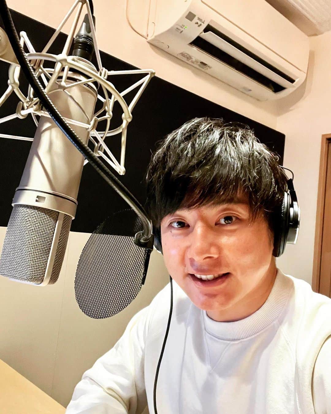 北條瑛祐のインスタグラム：「🎤  年内最後のナレーションでした！ オズワルド伊藤さんのツッコミが最高です。 登場する新婚さんも強烈です。 笑ってしまってナレーションの録り直しもありました…😂 1週間後には第2弾も配信されるので、年末〜年始にかけてお楽しみください♪  メリークリスマス🎄  ----------👇-----------  新婚さんいらっしゃい！ TVer限定配信企画スタート 〜予選会にいらっしゃい 〜  毎週各地で行われる番組の予選会。 そのようすを番組サポーターのオズワルド伊藤さんがお届け！  更には伊藤さんの恋愛事情も深掘り...？  12月25日から配信スタート https://tver.jp/lp/episodes/ep61ctk17s  #朝日放送テレビ #tver  #新婚さんいらっしゃい」
