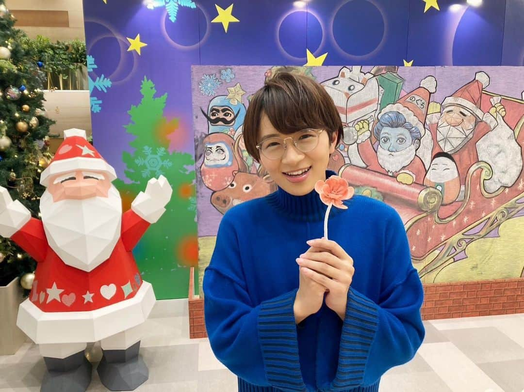 直川貴博さんのインスタグラム写真 - (直川貴博Instagram)「🎄Merry Christmas🎄 #中テレクリスマスドリーム⭐️  最終日のきょうは、使用期限の過ぎたコスメを使って #コスメフラワー を作るワークショップを行いました💄✨  人数限定のワークショップとあって…おひとり、おひとりとお話ししながら 楽しいひと時を過ごすことができました💐  ただ予想を上回るお客様がご来場くださり…整理券をお渡しできなかった方々 せっかくご足労頂いたのに 申し訳ありません🙇🏻‍♀️🙇🏻‍♂️  中には、、、朝５時台からお並びいただいた方や、東京など首都圏から 夜行バスでお越しくださった方も…🚌💨🚅💨  イベントへのご参加は叶わなかった方とも…沢山お写真を撮ったり、お話しさせていただいたりと、、、皆さんから返ってパワーを頂きました🤍  またイベントなどで 直接お目にかかれる機会を楽しみにしてます(●´ω｀●)❤️ ではでは素敵なクリスマスをお過ごしください🎄  #クリスマス #Xmas #Christmas #MerryChristmas🎄 #福島中央テレビ #中テレ #アナウンサー #直川貴博  #ノウパン #🍞 #ノウワッサン #🥐」12月25日 21時33分 - noupan_official