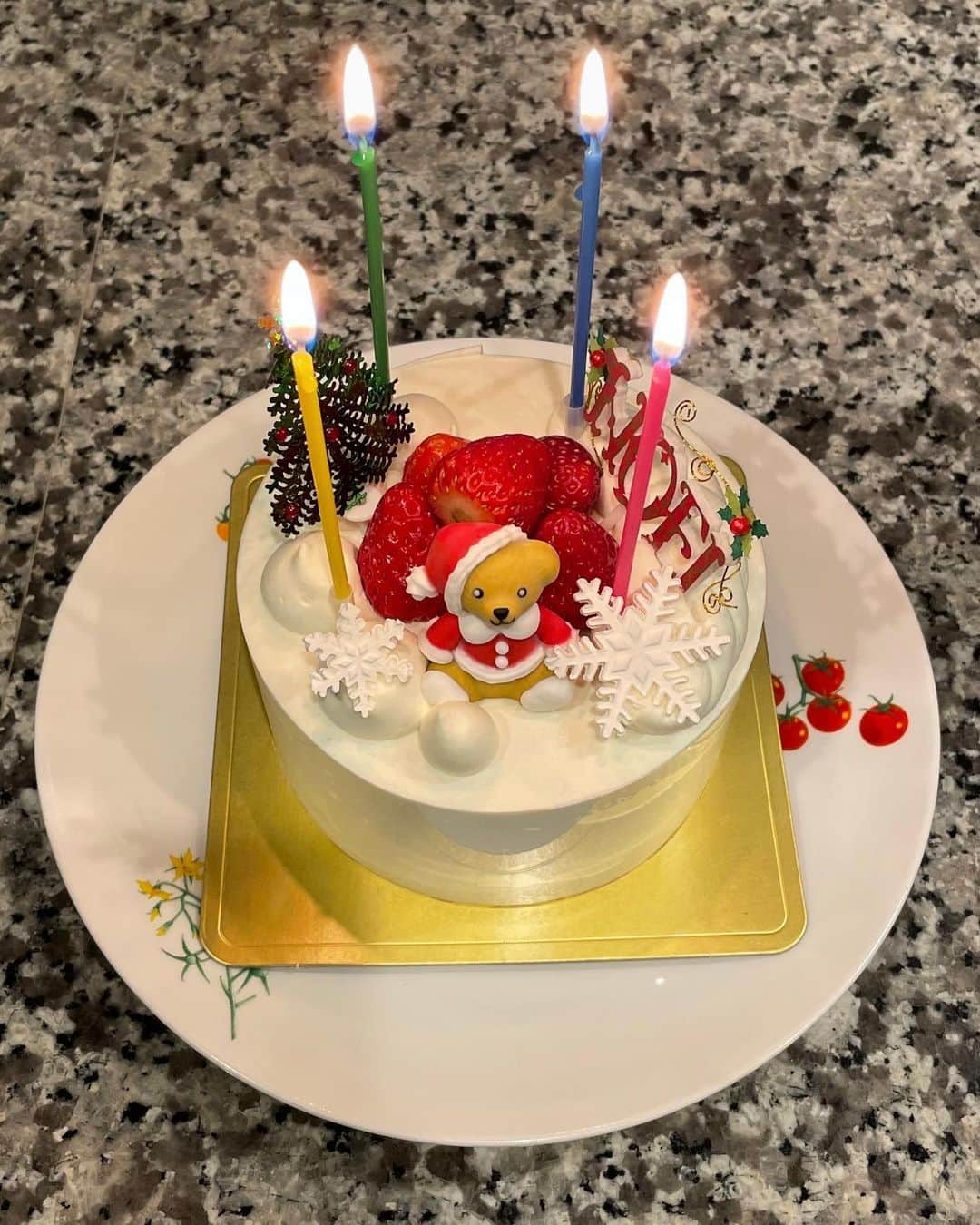 藤澤恵麻さんのインスタグラム写真 - (藤澤恵麻Instagram)「クリスマスは家でクリスマスディナーを作り、ケーキを家族で囲みました。  子供達が好きなトンカツもメニューに加えると喜んで食べてくれたので嬉しかったです。 思い出に残る一日になりました。  ★ X'masディナーメニュー スペアリブ カプレーゼ ホタテとサーモンのカルパッチョ ズッキーニとマッシュルームのトリュフ塩炒め 生ハム＆チーズ トンカツ  #恵麻 #ema #クリスマス #クリスマスディナー #お家ごはん #クリスマスケーキ」12月25日 21時34分 - ema_fujisawa_official