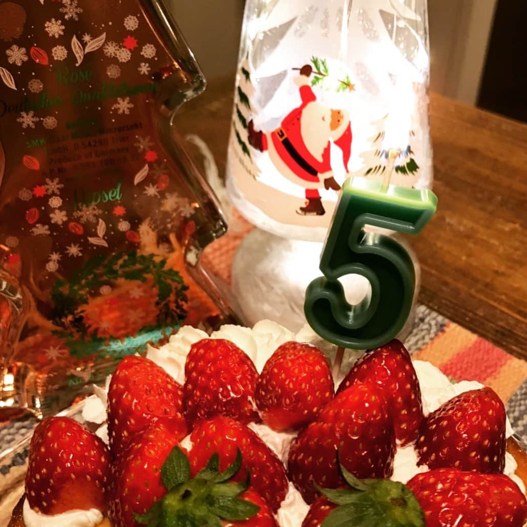 宇野剛史のインスタグラム：「. メリークリスマス🎄 & ハッピーバースデー！自分！  45歳になりましたが、まだまだ楽しい人生を歩んで行きます🌈  #merrychristmas  #happybirthday  #1225 #健康になる  #実家でクリスマス」