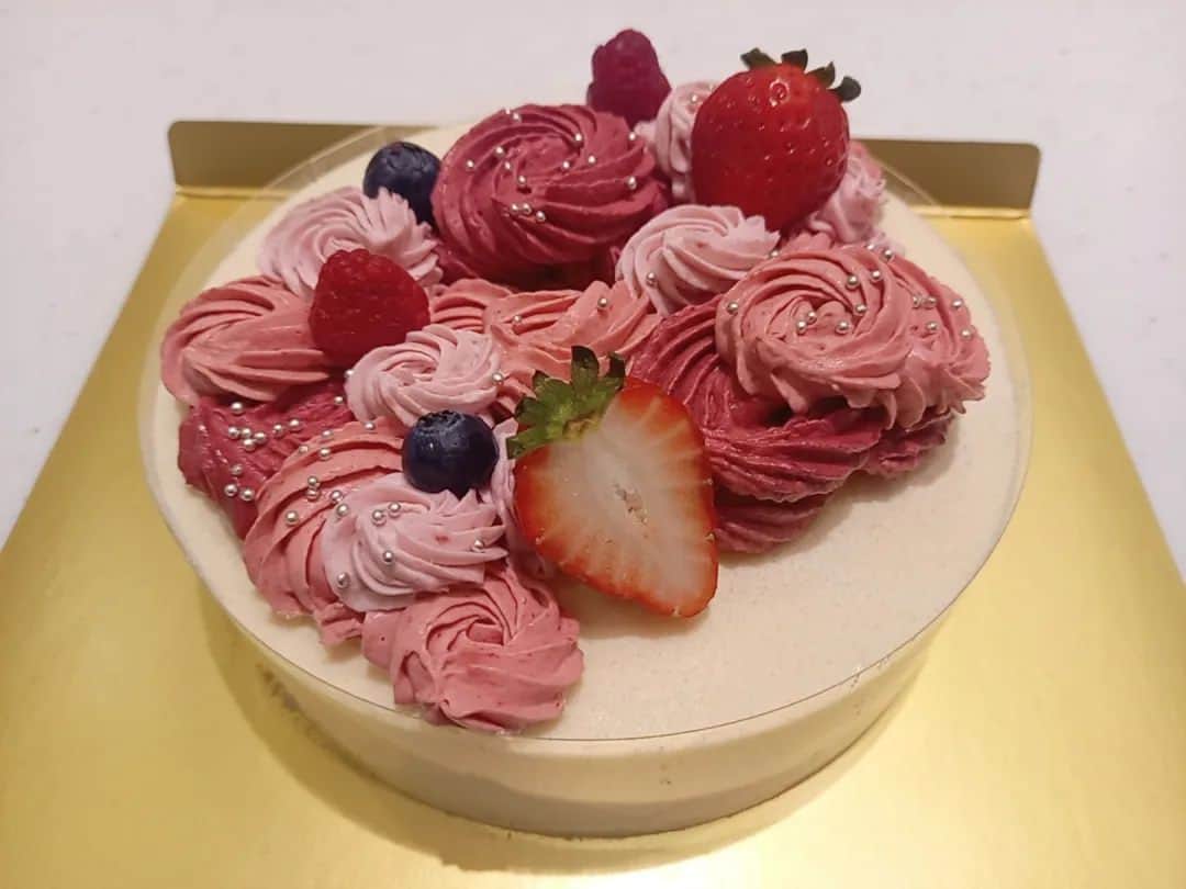 藤本つかさのインスタグラム：「Merry Christmas🎄  今年は24、25日と大会があったので、アイスリボンみんなでクリスマスパーティーしました！  おうちパーティーでは手作りケーキ作ってみたよ。 一枚目の写真。頑張った！  クリスマスが終わるといよいよ年末の雰囲気が加速しますね。  大晦日アイスリボン後楽園大会まで、いよいよカウントダウン！ あと６日。  #MerryChristmas #party #ケーキ #手作り #ビーフストロガノフ #カウントダウン #大晦日 #後楽園ホール #プロレス」