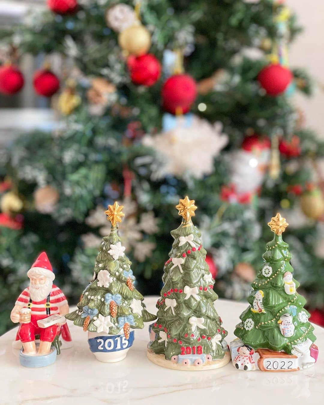 髙田麻紀子のインスタグラム：「❤︎ . Merry christmas 🎄🌟✨  結婚した2014年 長男が産まれた2015年 次男が産まれた2018年 長女が産まれた2022年  私達にとって特別な年のものをコレクションしてます🎄🎅  @royalcopenhagen  @royalcopenhagenjapan」