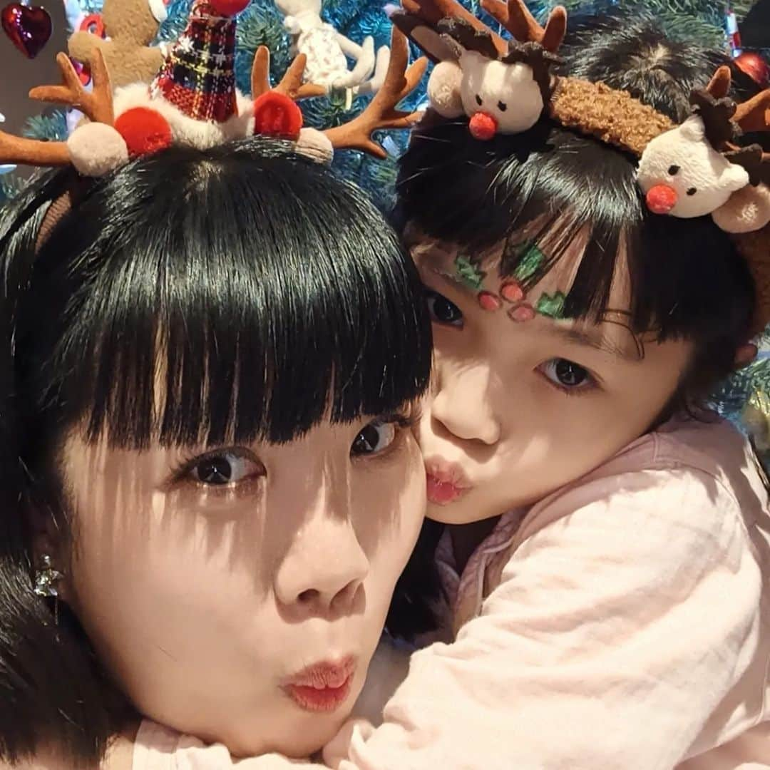 エリザベスラウさんのインスタグラム写真 - (エリザベスラウInstagram)「It's the most wonderful time of the year❣️ Merry Christmas & ❤️ from our family to yours 🥰」12月25日 21時58分 - elizabethlauldn