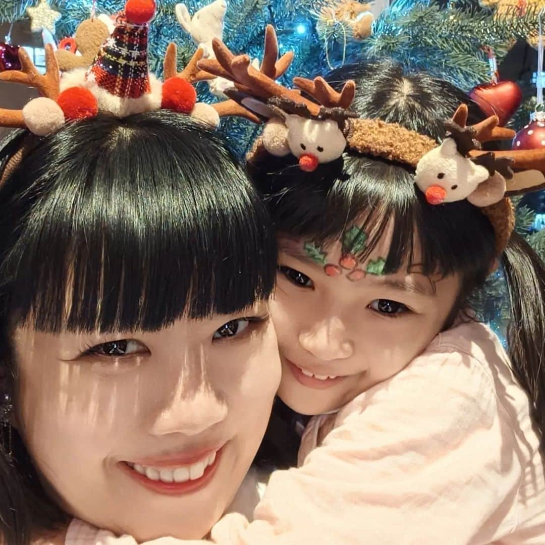 エリザベスラウさんのインスタグラム写真 - (エリザベスラウInstagram)「It's the most wonderful time of the year❣️ Merry Christmas & ❤️ from our family to yours 🥰」12月25日 21時58分 - elizabethlauldn