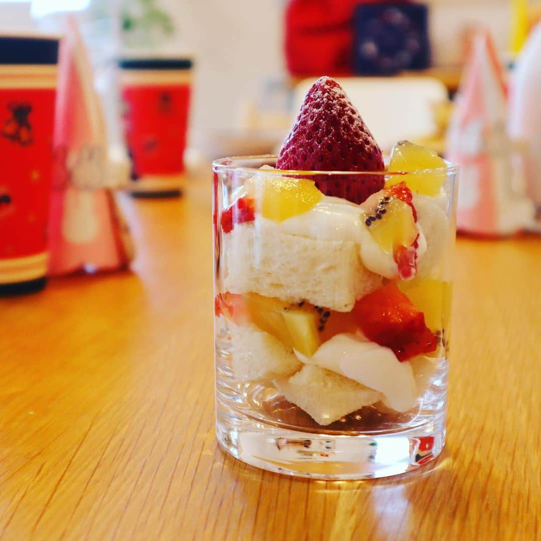佐藤愛子のインスタグラム：「メリークリスマス🎄🎅  ケーキじゃなく、好きなものを詰めたいちごパフェにしましま。 大人たちは @beltz_tokyo のバスクチーズケーキ！  #バスクチーズケーキ　#クリスマスパーティー」