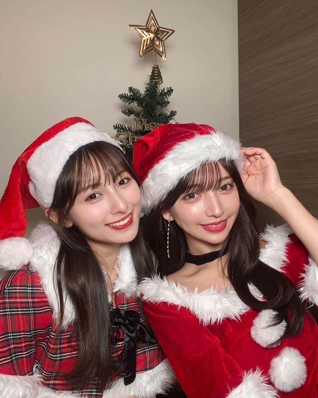 與儀ケイラのインスタグラム：「大好きゆみちぃとMerry Xmas🎄✨🥰  意外と初めてクリスマスに サンタコした🤣🫶  #メリクリ #merrychristmas」