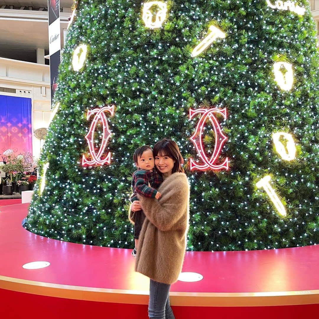 吉羽真紀のインスタグラム：「merry christmas🎄 そして今日日本に帰ってきました! 日本最高🥹🤍   #ママライフ #男の子ベビー #子育てママ⠀ #男の子ママ #おとこのこママ #海外生活⠀ #台北在住」