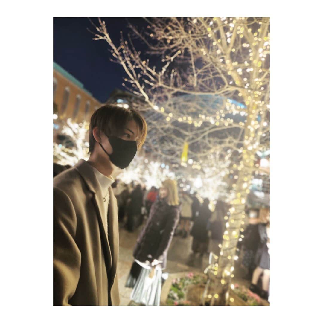 青山京平さんのインスタグラム写真 - (青山京平Instagram)「・ Merry Christmas🎁 イルミネーション見に行ったんですけど、人が多すぎて滞在時間15分が限界でした。  その場にいたカップルは全員睨んでおいたので安心してください😊  #クリスマス  #xmas  #christmas  #イルミネーション  #恵比寿  #恵比寿ガーデンプレイス  #03  #fyp  #instagram  #japan」12月25日 22時02分 - aoyama_kyohei