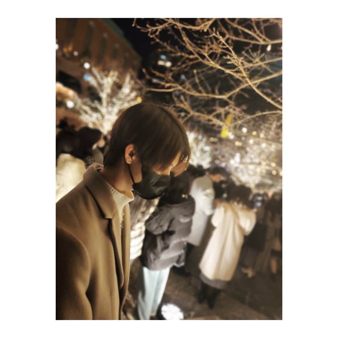 青山京平のインスタグラム：「・ Merry Christmas🎁 イルミネーション見に行ったんですけど、人が多すぎて滞在時間15分が限界でした。  その場にいたカップルは全員睨んでおいたので安心してください😊  #クリスマス  #xmas  #christmas  #イルミネーション  #恵比寿  #恵比寿ガーデンプレイス  #03  #fyp  #instagram  #japan」