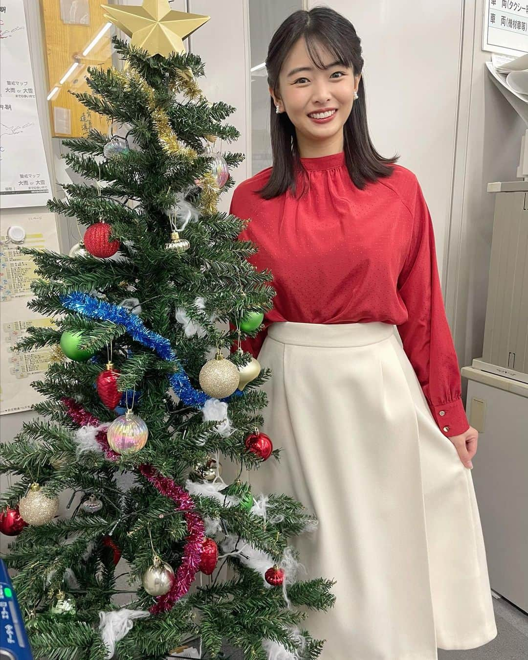 角田奈緒子のインスタグラム：「🎄 メリークリスマス🎅  年内最後の日曜Nスタでした！ たまっていた衣装投稿👗 SUNトピを担当させていただくことになってから 色んなとこにロケに行けて楽しかったなあ  来年もよろしくお願いします🙇‍♀️  #nスタ #日曜nスタ #sunトピ  #番組衣装 #アナウンサー衣装  #気象予報士 #気象キャスター」