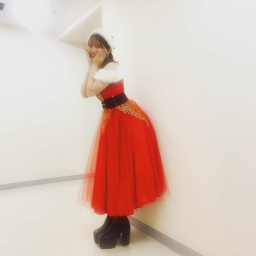 内田真礼さんのインスタグラム写真 - (内田真礼Instagram)「今日はクリスマスイベント！！ ありがとうございましたー！！  聖なる夜に！ 楽しいクリスマスパーティーでしたね！！！外にはだせませんが、最高のクリスマスプレゼントをたくさん頂きました😂笑  持って帰ってじっくり、コメントを聞いたり見たりします♪  新曲を披露もしました。 ラウドヘイラー、ダストテイル、チェイサーゲーム！ 初披露でしたが、めちゃ盛り上がりましたね、、、🌟 早く生バンドで披露したい！！ その日をお待ちくださいっ！  たくさんの感謝をみなさまにー🧡 ありがとうございました！！！」12月25日 22時12分 - uchidamaayataso