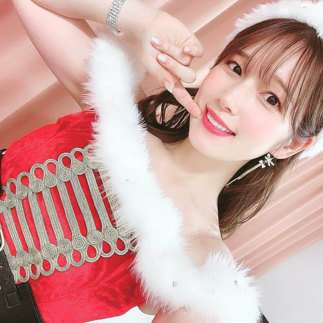 内田真礼さんのインスタグラム写真 - (内田真礼Instagram)「今日はクリスマスイベント！！ ありがとうございましたー！！  聖なる夜に！ 楽しいクリスマスパーティーでしたね！！！外にはだせませんが、最高のクリスマスプレゼントをたくさん頂きました😂笑  持って帰ってじっくり、コメントを聞いたり見たりします♪  新曲を披露もしました。 ラウドヘイラー、ダストテイル、チェイサーゲーム！ 初披露でしたが、めちゃ盛り上がりましたね、、、🌟 早く生バンドで披露したい！！ その日をお待ちくださいっ！  たくさんの感謝をみなさまにー🧡 ありがとうございました！！！」12月25日 22時12分 - uchidamaayataso