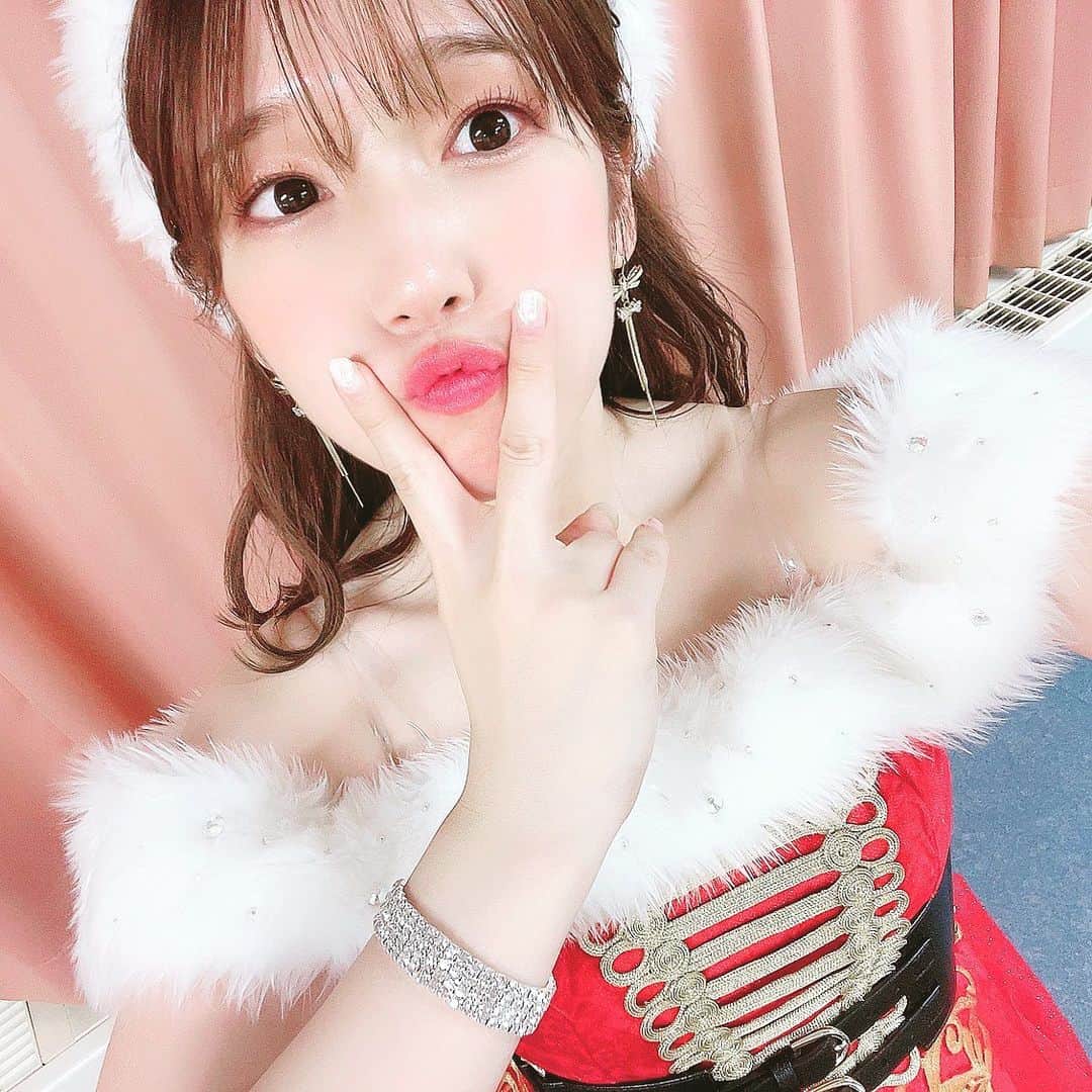 内田真礼さんのインスタグラム写真 - (内田真礼Instagram)「今日はクリスマスイベント！！ ありがとうございましたー！！  聖なる夜に！ 楽しいクリスマスパーティーでしたね！！！外にはだせませんが、最高のクリスマスプレゼントをたくさん頂きました😂笑  持って帰ってじっくり、コメントを聞いたり見たりします♪  新曲を披露もしました。 ラウドヘイラー、ダストテイル、チェイサーゲーム！ 初披露でしたが、めちゃ盛り上がりましたね、、、🌟 早く生バンドで披露したい！！ その日をお待ちくださいっ！  たくさんの感謝をみなさまにー🧡 ありがとうございました！！！」12月25日 22時12分 - uchidamaayataso