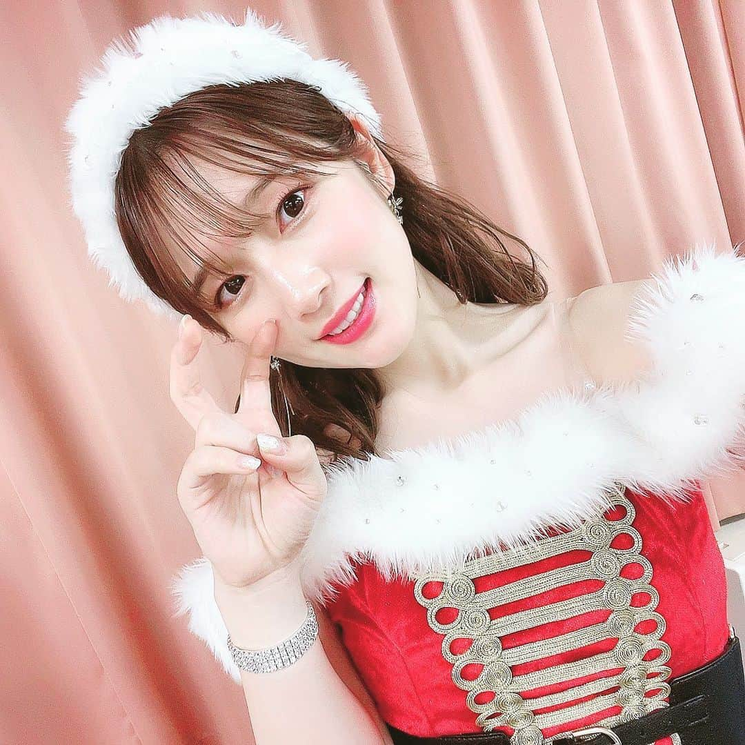 内田真礼さんのインスタグラム写真 - (内田真礼Instagram)「今日はクリスマスイベント！！ ありがとうございましたー！！  聖なる夜に！ 楽しいクリスマスパーティーでしたね！！！外にはだせませんが、最高のクリスマスプレゼントをたくさん頂きました😂笑  持って帰ってじっくり、コメントを聞いたり見たりします♪  新曲を披露もしました。 ラウドヘイラー、ダストテイル、チェイサーゲーム！ 初披露でしたが、めちゃ盛り上がりましたね、、、🌟 早く生バンドで披露したい！！ その日をお待ちくださいっ！  たくさんの感謝をみなさまにー🧡 ありがとうございました！！！」12月25日 22時12分 - uchidamaayataso