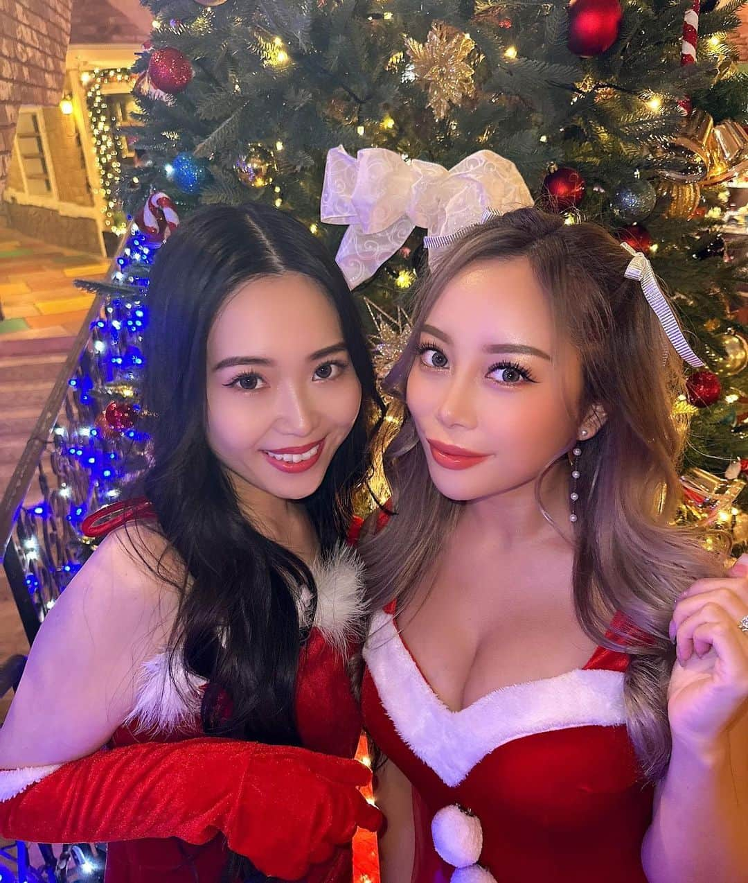 MINAMIのインスタグラム：「Merry Christmas🎄💕 みんな素敵な1日を過ごしてね！ 大好きな4人で過ごしたクリスマスは幸せでした🌈 .  #沖縄カフェ  #沖縄グルメ #那覇グルメ #ファッション #アフタヌーンティー #沖縄観光 #沖縄 #サンタコス #クリスマス #メリークリスマス #dji #gopro #beach #beachlife  #fashion #travelphotography #okinawa #makeup #bikini #genic #cafe #shine #nail」