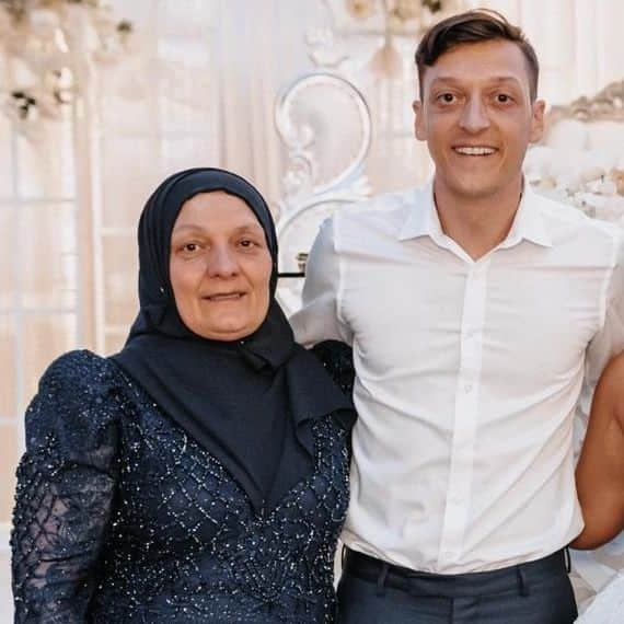 メスト・エジルさんのインスタグラム写真 - (メスト・エジルInstagram)「Happy Birthday, Mum! I'm so glad you are there. I wish you first of all health & peace. Thanks for all your love. I love you - May Allah protect you 🤲🏼❤️  Doğum günün kutlu olsun Anneciğim. Senin evladın olmak en büyük şansım, iyiki varsın. İyiki doğdun annem. Seni çok seviyorum ❤️ Allah seni bizden eksik etmesin 🤲🏼」12月25日 22時20分 - m10_official