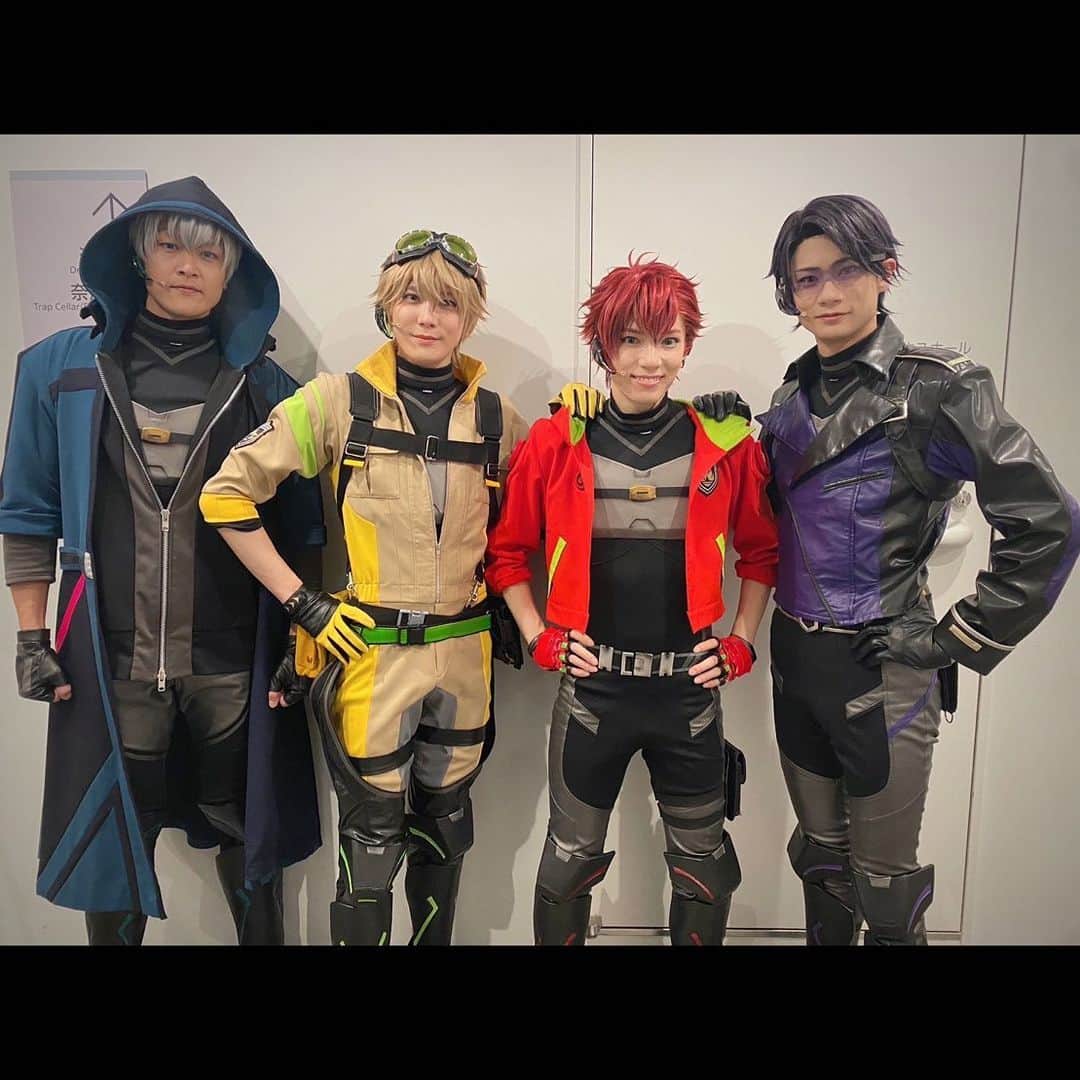 馬場良馬のインスタグラム：「ActionStage 『エリオスライジングヒーローズ』 無事に大千穐楽を迎える事が出来ました！！！  本当に楽しかった！！！  本当にありがとうございました！！！！！  幸せな空間が満ち溢れていました。  誕生日とクリスマスを この公演で迎えられた事。  本当に幸せでした！！！  素敵なキャスト 素敵なスタッフ そして素敵な司令。  最高のカンパニーでした！！！  これは 大きな物語の 序章に過ぎないと信じています。  また エリオスのヒーローとして ニューミリオンに帰って来れる事を 切に願っています。  また会いましょう！！！  これだから ヒーローは辞められないのです。  本当に沢山の応援 ご来場&ご視聴 誠にありがとうございました！！！  また司令に逢える事を 信じて！！！  Merry Christmas🎄  #エリステ」