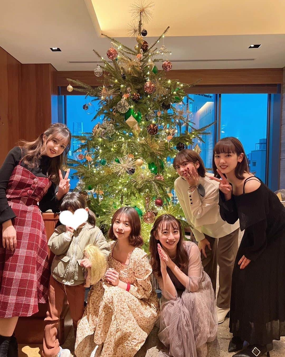 関根優那のインスタグラム：「𖤐𖠰 ⁡ メリクリ女子会🤶🎄 ⁡ クリスマス仕様で綺麗な格好していても、 話す雰囲気はいつものままで楽しかった〜🤣  ⁡ よく食べてよく喋ってよく笑って最高だ！スキ！ ⁡ ⁡ ⁡ ⁡ ⁡ #merrychristmas」