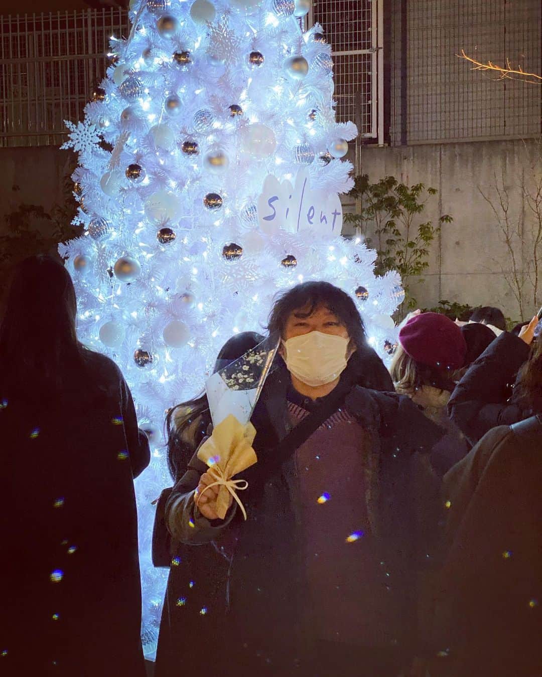 村瀬健さんのインスタグラム写真 - (村瀬健Instagram)「小田急線下北沢駅のsilentツリー、最終日クリスマスの今日、ようやく行ってきました。びっくりするくらいたくさんの方が集まっていて、みんな楽しそうにしてくれていて本当に嬉しかったです。このドラマを作ってよかったなぁってしみじみ感じました。来て下さった皆さん、本当にありがとうございました。 #silent #silentツリー #川口春奈 #目黒蓮 #SnowMan #鈴鹿央士 #桜田ひより #板垣李光人 #夏帆 #風間俊介 #篠原涼子 #ヒゲダン」12月25日 22時27分 - kenmurase