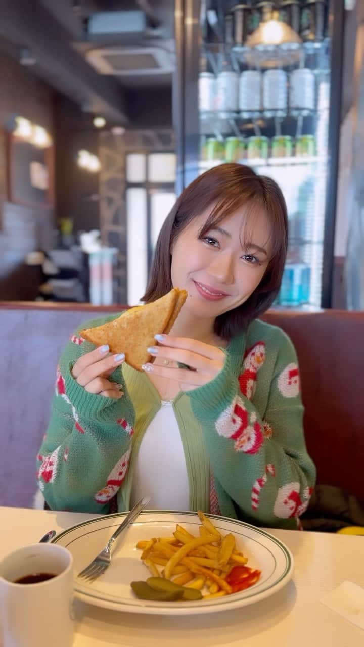 のインスタグラム：「北谷のアメリカンビレッジがクリスマスムード満点すぎた🎄💯🌺 毎年行きたいなぁ〜🥺 天気は思ったより寒かた…☃️  #クリスマス#メリクリ#アメリカンビレッジ#北谷#北谷カフェ#アメリカン#イルミネーション#沖縄#christmas#merrychristmas#okinawa#okinawatrip#okinawa_love#旅行コーデ#クリスマスコーデ#ɪɴsᴛᴀɢᴏᴏᴅ#fyp」