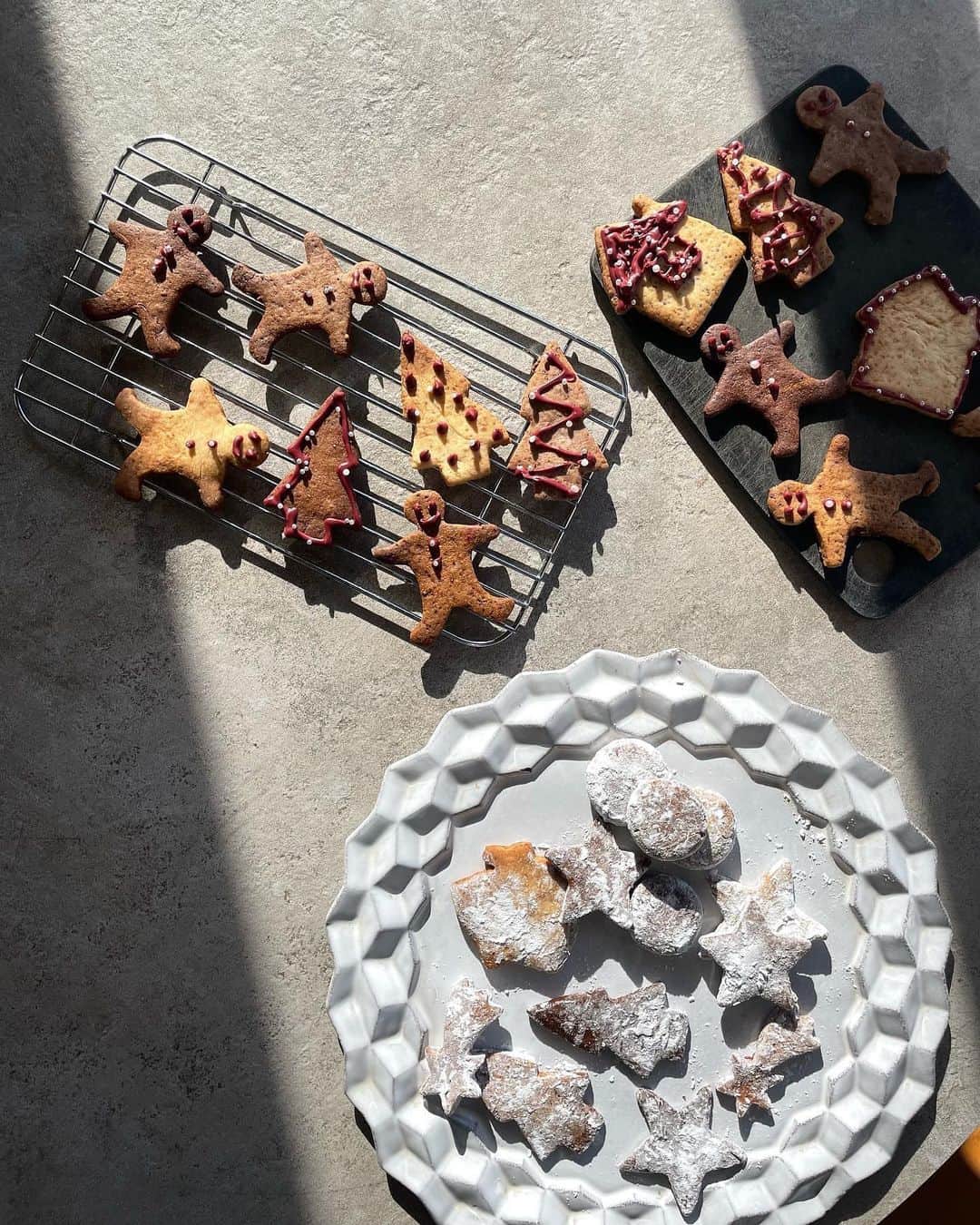 簑島三佳さんのインスタグラム写真 - (簑島三佳Instagram)「毎年恒例のクリスマスクッキー作り🍪  夜な夜な焼いてサンタにも食べてもらいました  どんだけ早めに書きなよと言っても悩んでしまって24日の夜にお手紙書いたから プレゼント届くかヒヤヒヤしたけど無事に25日に貰えたよ〜  サンタはだいたい小学6年生までしか来てくれないと思うと言ったら リリは中学生になっても来ると信じてる！✨って言ってました  サンタ宜しくお願いいたします🙏🎅  皆様良いクリスマスを✨  #MerryChristmas」12月25日 22時35分 - minoshimamika