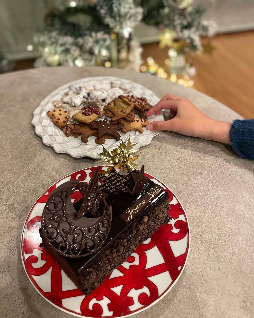 簑島三佳さんのインスタグラム写真 - (簑島三佳Instagram)「毎年恒例のクリスマスクッキー作り🍪  夜な夜な焼いてサンタにも食べてもらいました  どんだけ早めに書きなよと言っても悩んでしまって24日の夜にお手紙書いたから プレゼント届くかヒヤヒヤしたけど無事に25日に貰えたよ〜  サンタはだいたい小学6年生までしか来てくれないと思うと言ったら リリは中学生になっても来ると信じてる！✨って言ってました  サンタ宜しくお願いいたします🙏🎅  皆様良いクリスマスを✨  #MerryChristmas」12月25日 22時35分 - minoshimamika