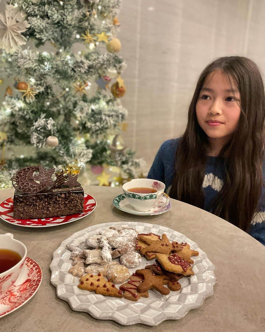 簑島三佳さんのインスタグラム写真 - (簑島三佳Instagram)「毎年恒例のクリスマスクッキー作り🍪  夜な夜な焼いてサンタにも食べてもらいました  どんだけ早めに書きなよと言っても悩んでしまって24日の夜にお手紙書いたから プレゼント届くかヒヤヒヤしたけど無事に25日に貰えたよ〜  サンタはだいたい小学6年生までしか来てくれないと思うと言ったら リリは中学生になっても来ると信じてる！✨って言ってました  サンタ宜しくお願いいたします🙏🎅  皆様良いクリスマスを✨  #MerryChristmas」12月25日 22時35分 - minoshimamika