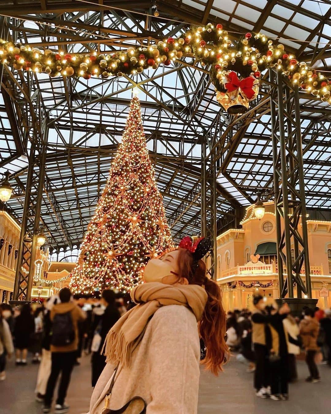 YOKOのインスタグラム：「Happy Merry Christmas🎄💕  少し前クリスマスディズニー行きたいな〜思ってたら 妹からシーのショー見に行かん？と連絡きたのでわがまま言って午前ランドの午後シーという贅沢しました☺️  平日なのに人多くてまいりました笑  #クリスマスディズニー#クリスマス#christmasdisney#xmasdisney」