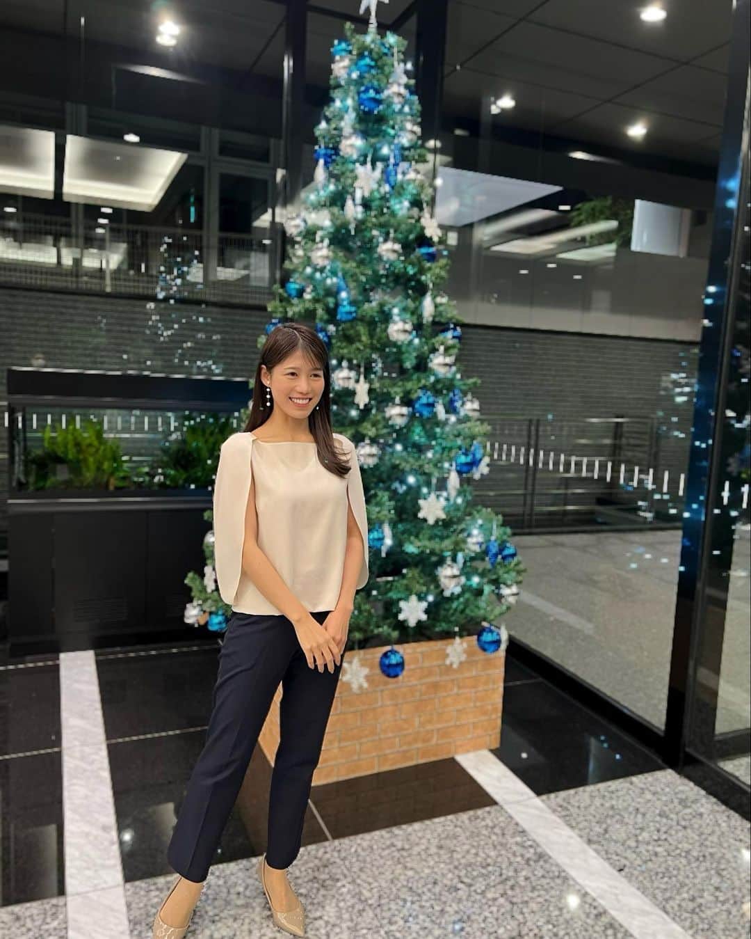 のインスタグラム：「. 🎄🥂 最近の衣装記録を✎𓈒𓂂𓏸 . 仕事柄、シンプルで きれいめなブラウスが好みなのですが @arisawear.official さんは そんなトップスが沢山揃っていて 素敵なブランドさんでした。 . ほどよく厚みのある てろんとした素材で透けないし、 シワにならないのもすごく助かります。 . お気に入りブラウスを 一枚持っていると安心しますよね。 . アナウンサー系ファッションが お好きな方にお薦めです❄️ . . #ブラウス #白ブラウス #ブルベ夏  #大人可愛い #30代コーデ #アラサーコーデ  #アナウンサー衣装 #アナウンサー #女子アナ  #女子アナコーデ #衣装提供 #衣装協力 #衣装」