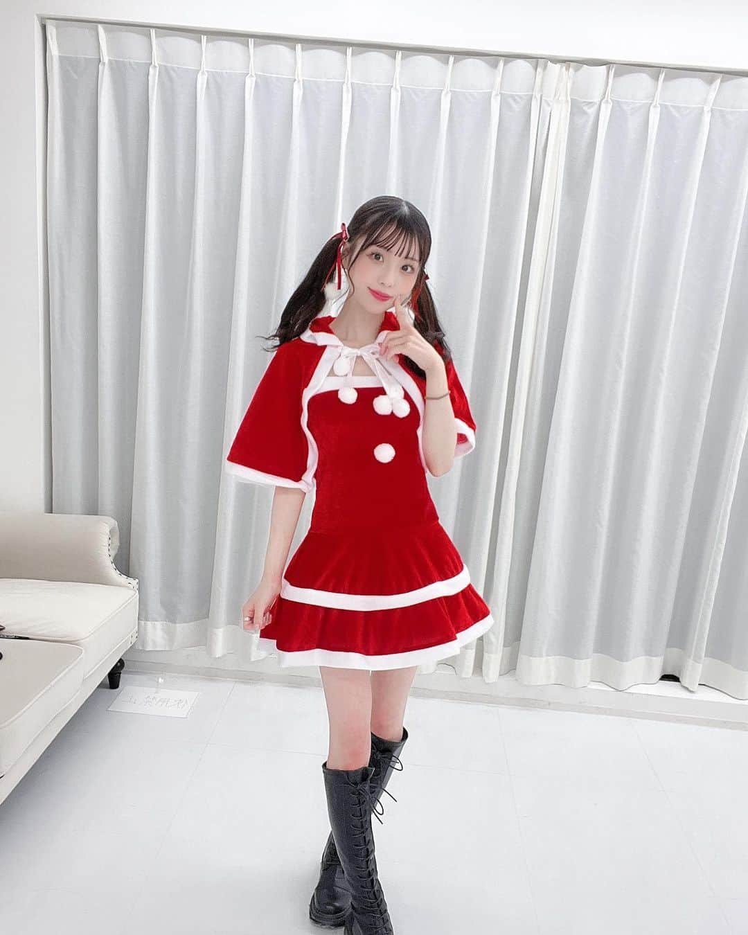 美咲優羽のインスタグラム：「. . . . メリークリスマス🎁🎄 もっちょっと今どきでかわいいコスプレ選べばよかったと反省してる。。。🫣 . . . コスプレ#サンタコス #コスプレイヤー #コスプレ女子 #ヘアアレンジ  #selca #selfie #셀카 #셀카그램 #today #ootd #dailylook #instagood #instalike #instafashion #followme #インスタ映え　#アイドル #japanesegirl #粉我#全身#スタイル #l4likes#japaneseidol#japanesegirls #地下アイドル好きな人と繋がりたい」