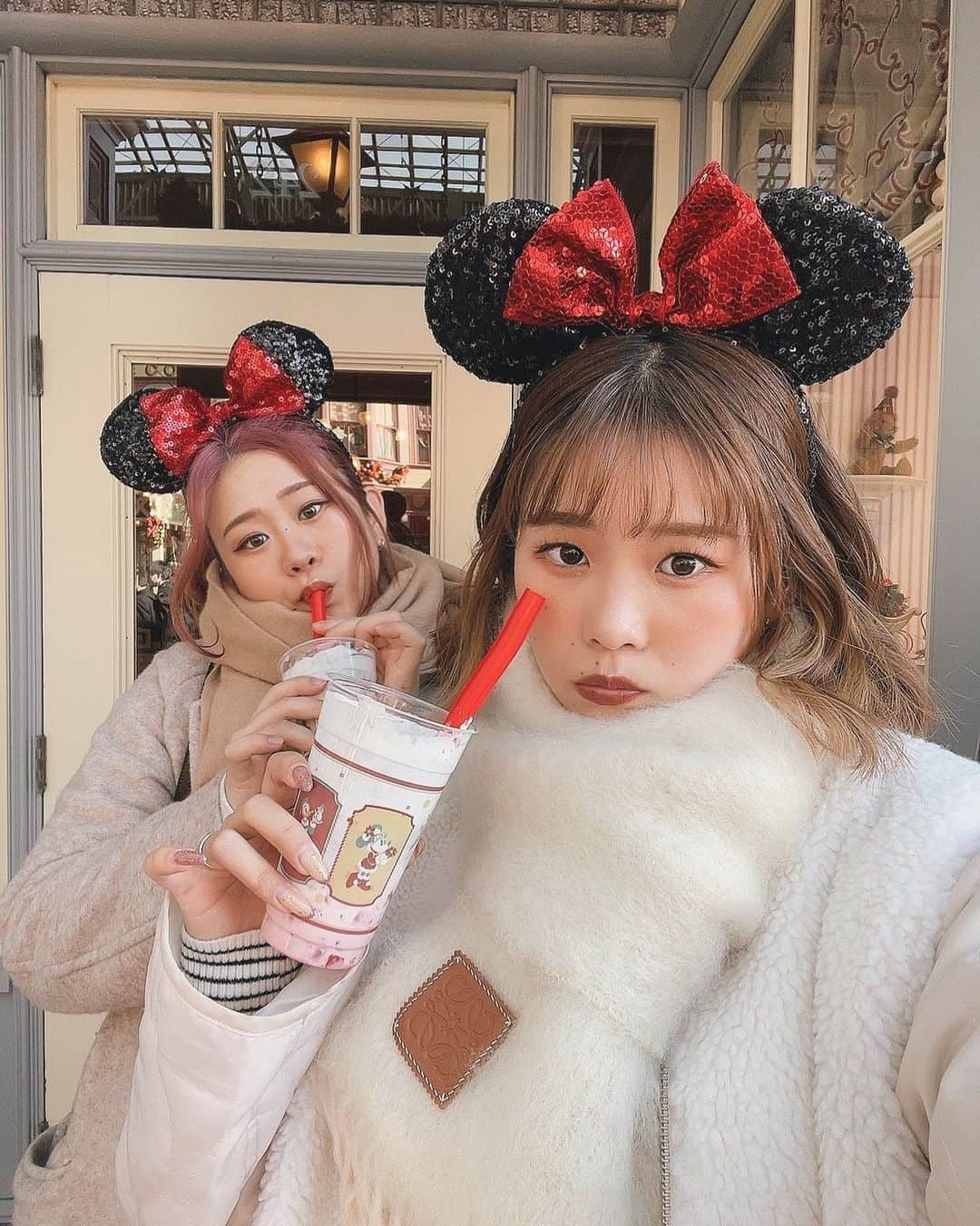 YOKOのインスタグラム：「アーケード通って左手のリフレッシュメントコーナー(ホットドッグ屋さん)に売ってるいちごミルクタピオカ🍓  日中寒さ対策していったら暑すぎて即飲み終わりました✌🏼  #クリスマスディズニー#christmasdisney#xmasdisney」
