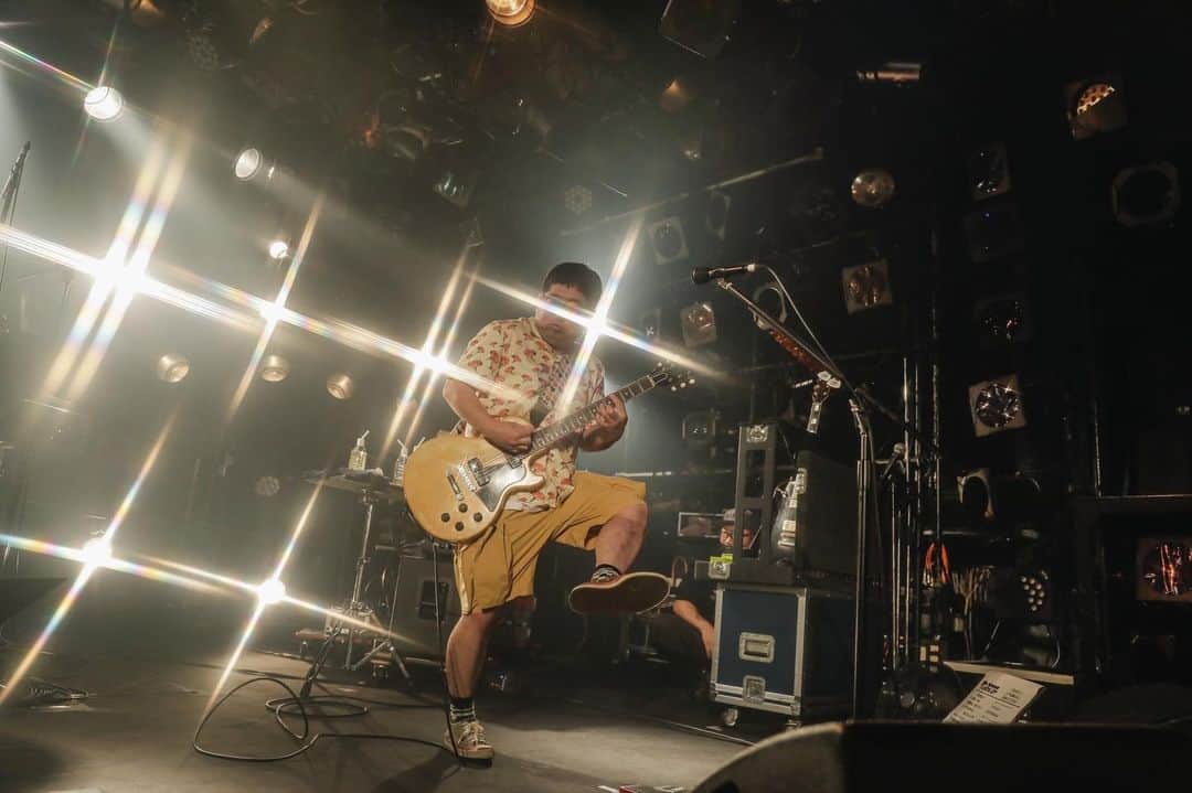 山口隆のインスタグラム：「では！ みなさま！ あらためまして！  MerryXmas‼︎‼︎  みなさまどうぞ素晴らしい夜を！  僕は大阪のビジネスホテルの部屋でこれからXmasディナーです！  コンビニ焼きそばとミニサラダ、カフェインレスの珈琲でXmasの夜を演出いたします！  メリークリスマス！  これからお湯を沸かすよ！  メリークリスマス！  朝用に牛乳も買ったんだよ！  メリークリスマス！ メリークリスマス！  写真　@saru_0305  SARUYA AYUMI」