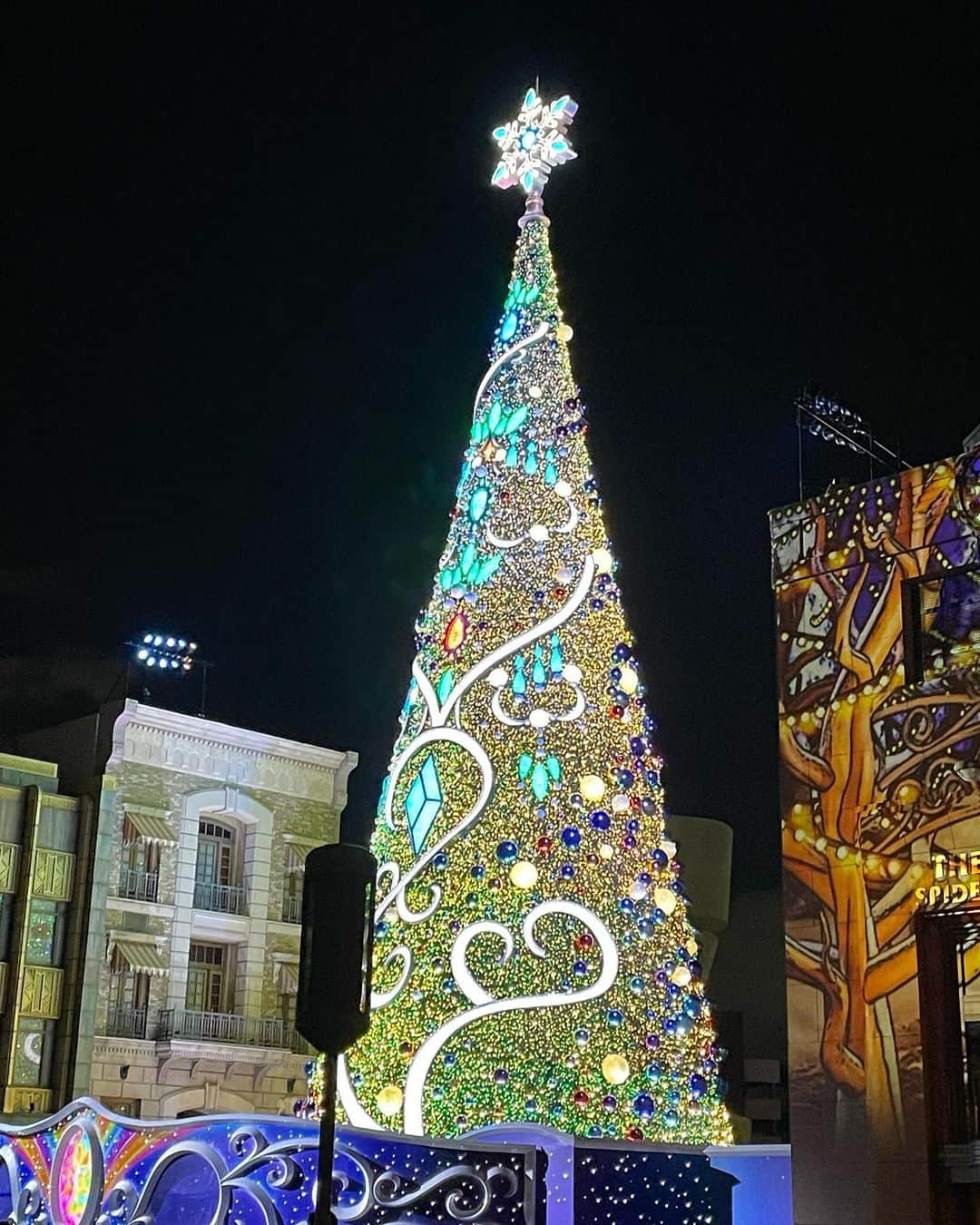 濱村春香のインスタグラム：「. すべり込みでMerry Christmas🎅 大きな #クリスマスツリー のおすそわけ🎄 ⁡ #USJ #ユニバ #Christmas」