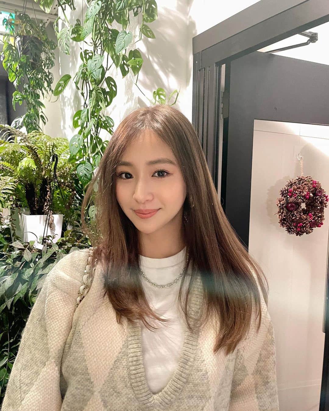 佐山彩香のインスタグラム：「Merry Christmas🎅🏻🎄  前頭ブリーチしてみました✨ 透明感あるかわぃ〜カラー♡ バタバタな中、脅威のスピードで 完璧に仕上げてくれてありがとう🤣 @shuhey.ao   質問にあったメイク💄 アイシャドウ：hinceの01番 チーク：hinceのMELLOW リップ：Lakaの207Moon  Lakaのこのリップが色が可愛くて最近のお気に入り💞  皆さん良いクリスマスをお過ごしください🎄💝」